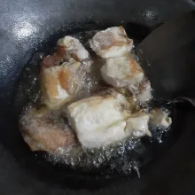 Goreng ayam setengah matang, sisihkan.