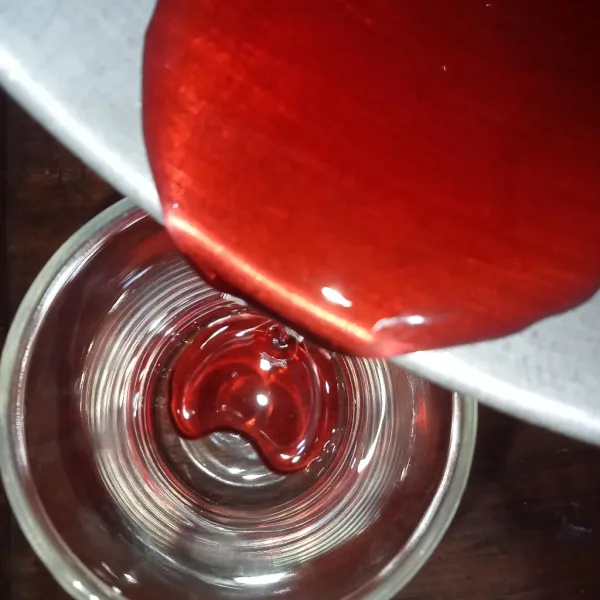 Tuang sirup frambos di dalam gelas.