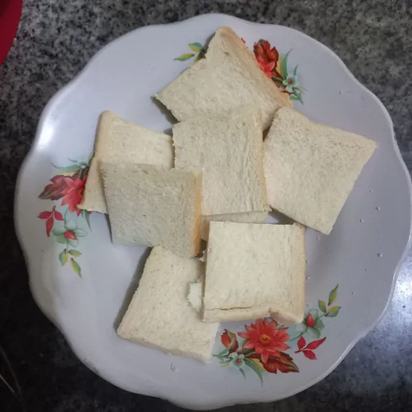 Potong roti masing-masing menjadi 4 bagian.