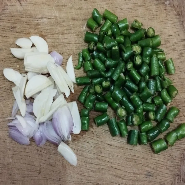 Iris tipis bawang merah dan bawang putih.dan potong cabe hijau.