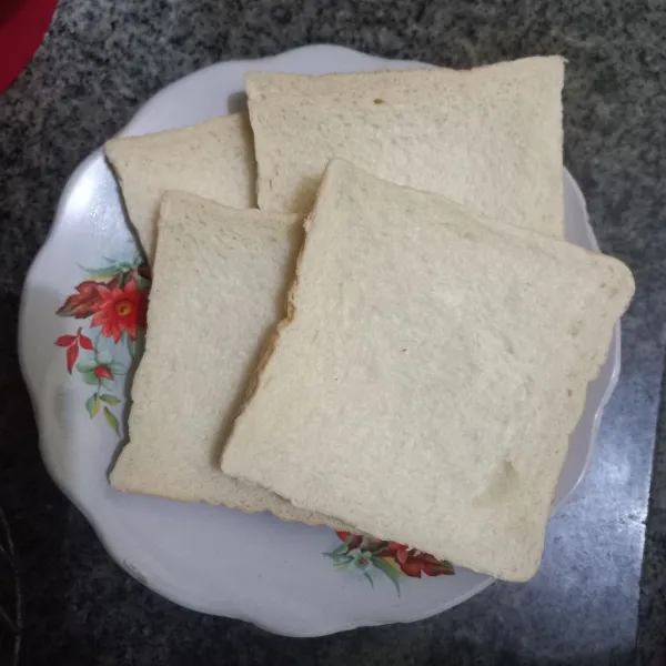 Siapkan lembaran roti tawar.