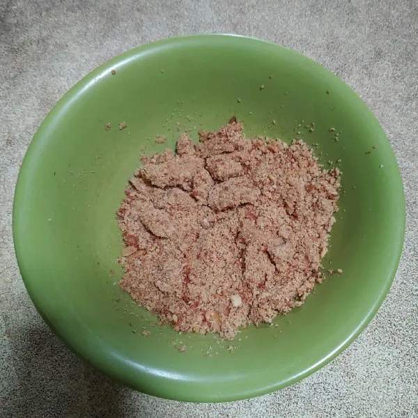 Siapkan kacang tanah goreng lalu blender hingga halus.
