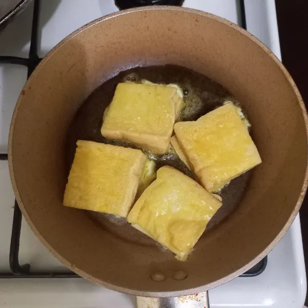 Panaskan margarin, panggang roti hingga matang.