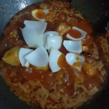 Tambahkan bawang bombay dan masak hingga bawang bombay layu.