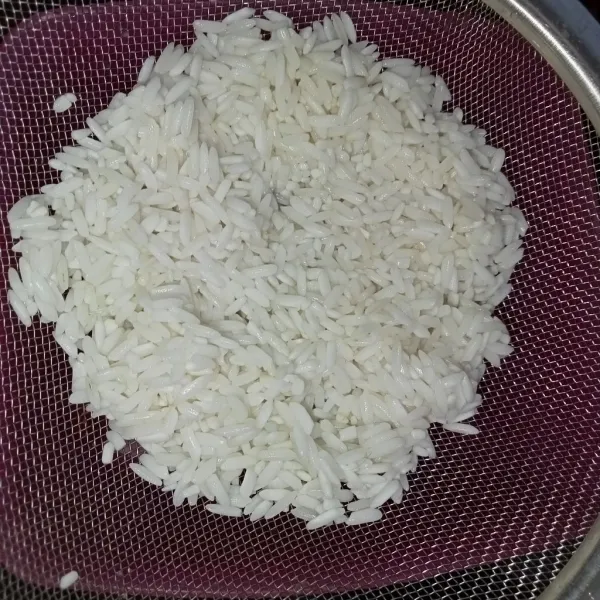 Rendam beras selama 4 jam, tiriskan.