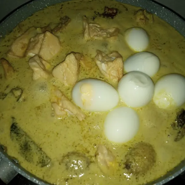 Setelah mendidih masukkan tahu dan telur, masak sampai ayam empuk, cek rasa dan matikan api.