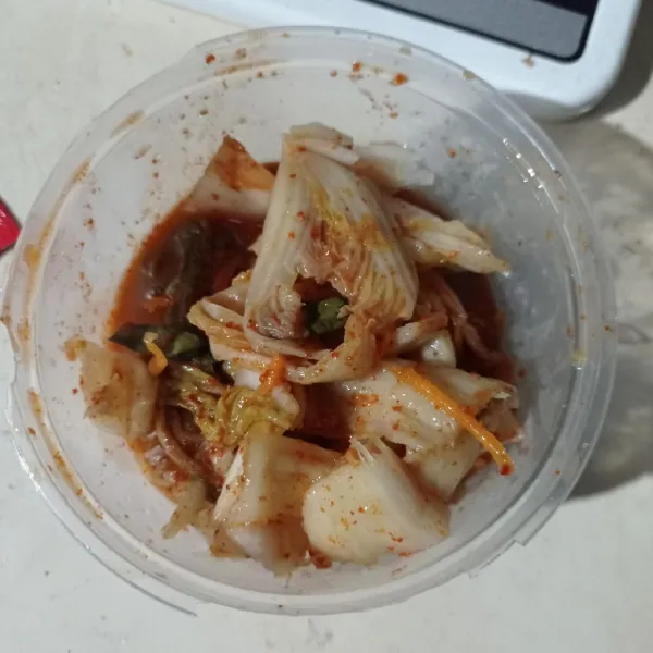Siapkan kimchi, potong kecil-kecil.