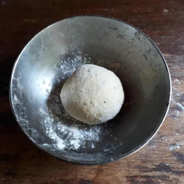 Dough : campurkan tepung terigu, susu, ragi, oregano, wijen dan minyak, aduk rata. Tambahkan air sedikit demi sedikit sambil diuleni hingga rata dan kalis. Bulatkan adonan dan taburi tipis tepung terigu. Tutup adonan dan istirahatkan selama 1 jam.