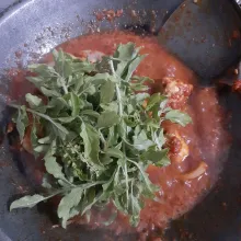 Tuangkan santan encer, aduk rata. Masak hingga santan mendidih, tambahkan garam dan penyedap, aduk rata. Tuangkan santan kental, masak hingga kuah mendidih dan sedikit menyusut. Tambahkan daun ruku-ruku, masak sesaat dan sajikan!