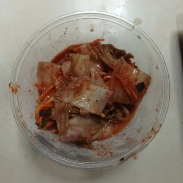 Siapkan kimchi, lalu potong kecil kecil.