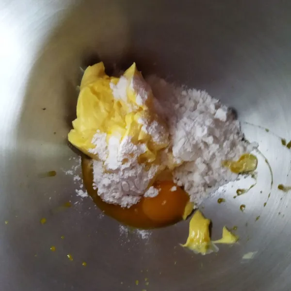 Mixer dengan kecepatan rendah margarin, butter, kuning telur, gula halus dan vanila bubuk hingga tercampur rata.