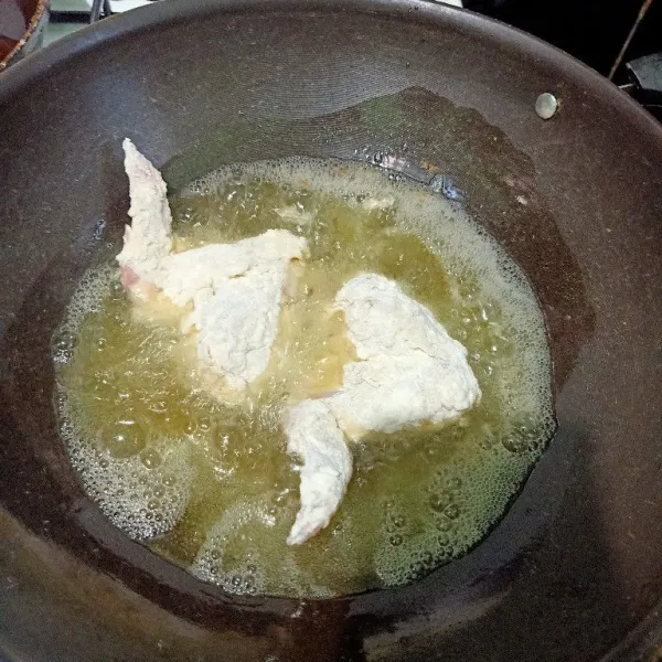Siapkan wajan lalu isi dengan minyak goreng.setelah minyak panas masukkan ayam. Lalu ayam goreng sampai satu sisi kekuningan.