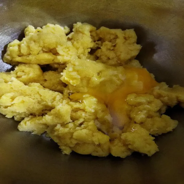 Setelah dingin, masukan telur satu persatu.