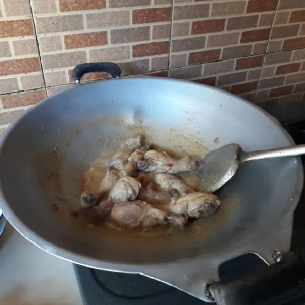 Masak dengan api sedang hingga ayam matang, bumbu meresap dan mengental. Ayam ungkep siap untuk digoreng atau simpan dalam wadah kedap udara dalam freezer agar awet.