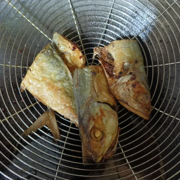 Goreng ikan asin peda sampai matang, angkat dan tiriskan.
