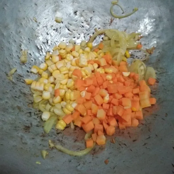 Tambahkan potongan wortel dan jagung, aduk hingga tercampur rata dan matang.