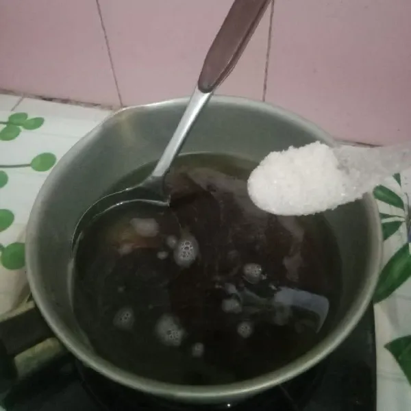 Tambahkan gula pasir, masak sampai larut, setelah matang siap dituang ke bubur sumsum.