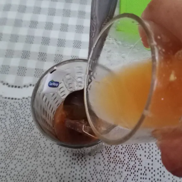 Tuang perasan jeruk tadi ke dalam teh & tuang air matang biasa.