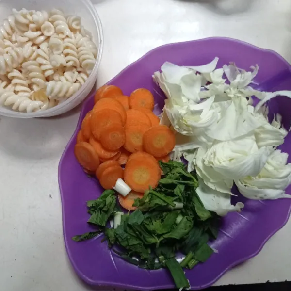Siapkan macaroni rebus, lalu Iris wortel, daun bawang, seledri, dan potong potong juga kol, sisihkan.