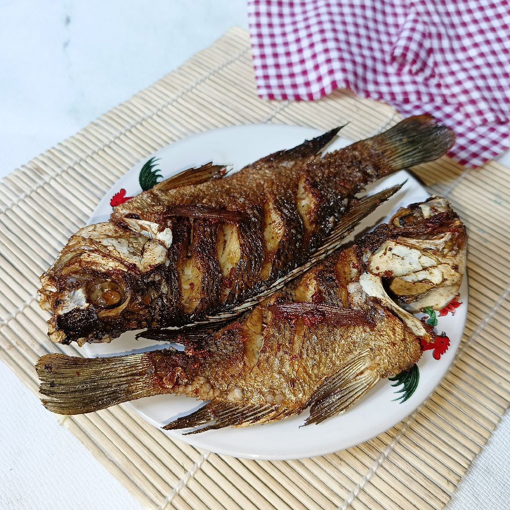 Proses memasak ikan mujair pliek di atas kompor