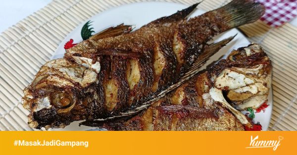 Proses memasak ikan mujair pliek di atas kompor
