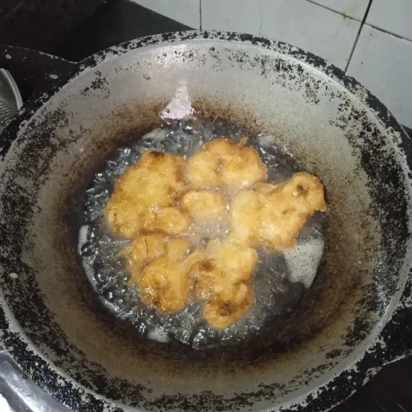 Panaskan minyak goreng. Masukkan 1 sdm adonan pisang ke wajan, goreng sampai matang kecoklatan. Balik adonan, goreng sampai kedua sisi matang. Angkat & tiriskan. Siap disajikan.