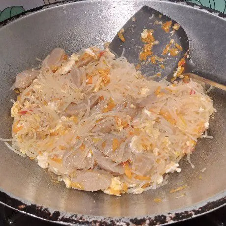 Setelah itu masukkan bihun yang telah direbus lebih dahulu. Tambahkan garam, kaldu bubuk dan merica bubuk. Aduk rata. Masak sampai air menyusut.