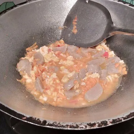 Tuang sedikit air. Masukkan wortel parut dan bakso yang telah dipotong kecil-kecil.