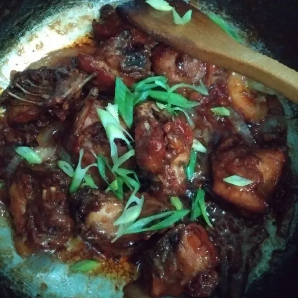 Masukkan ayam, aduk dan masak hingga bumbu tercampur rata dan meresap, angkat, taburi dengan irisan daun bawang.