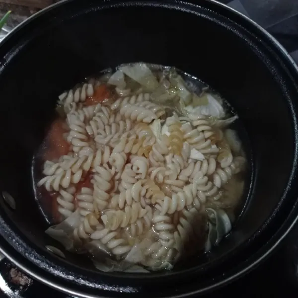Lanjut masukkan macaroni dan kol, aduk rata dan masak sampai matang.
