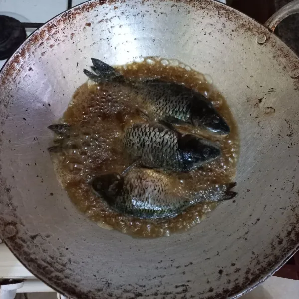 Goreng ikan mas hingga matang, tiriskan.
