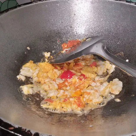 Masukkan bumbu halus tadi. Aduk rata . Tumis sampai bumbu matang.