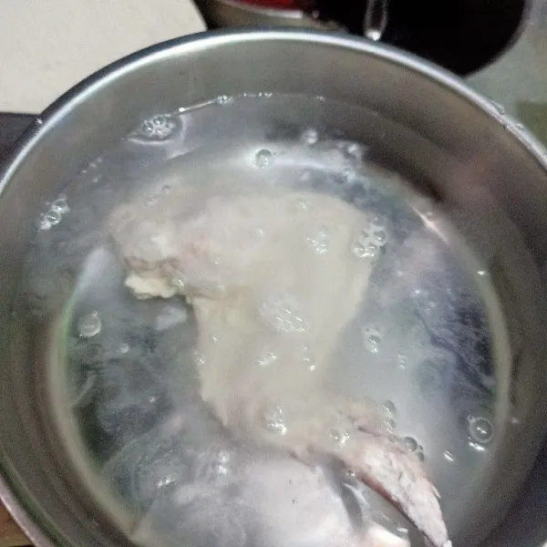 Masukkan ayam bumbu yang sudah terlumuri adonan masukkan ke dalam air es. Celup dan angkat.