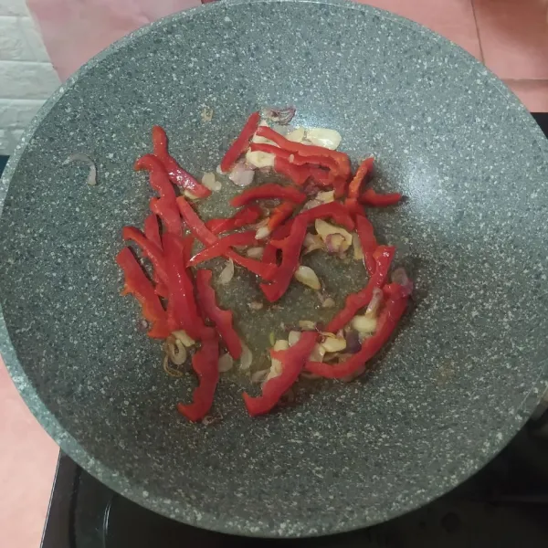 Masukkan irisan paprika.