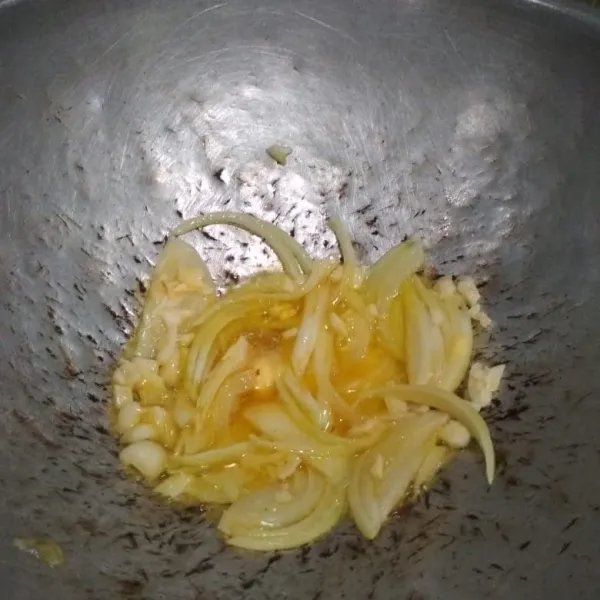 Tumis margarin bersama bawang bombay dan bawang putih hingga harum.