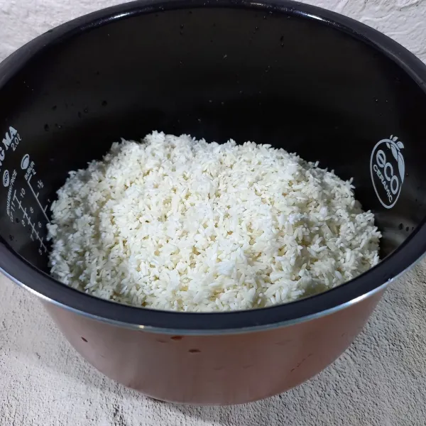 Cuci beras sampai bersih. Masukkan ke dalam wadah untuk memasak.
