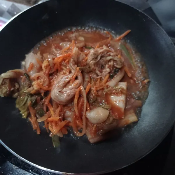 Masukan kimchi, aduk rata masak sampai air kimchi agak menyusut.