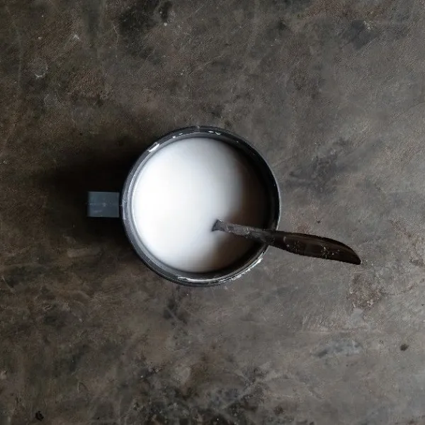 Siapkan adukan tepung beras dan air.