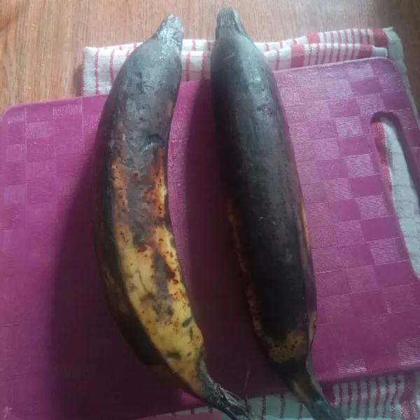 Siapkan 2 buah pisang.