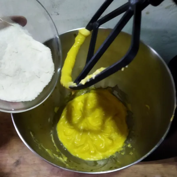 Masukan tepung terigu, susu bubuk dan maizena, aduk menggunakan mixer dengan kepala pengaduk cookies sebentar saja, asal rata.