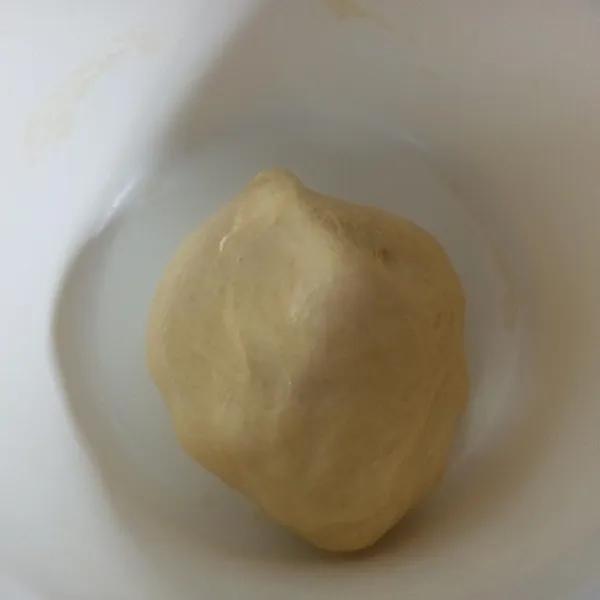 Selanjutnya masukkan margarin cair dan garam, uleni sampai adonan kalis, tidak perlu sampai kalis elastis. Bulatkan dan diamkan selama 5 menit.