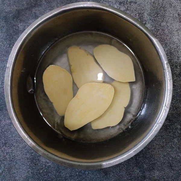 Kupas ubi kuning, cuci dengan air bersih.