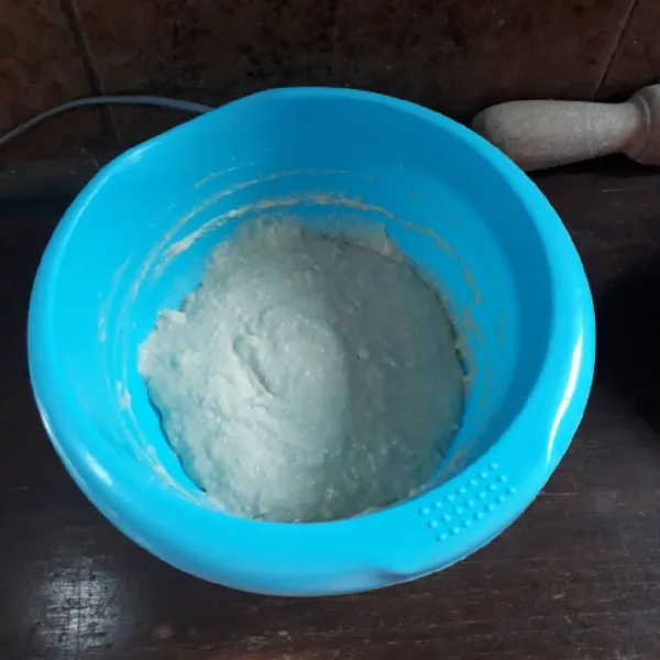 Masukkan bahan cair (step 1) sedikit demi sedikit ke dalam tepung sambil diaduk hingga rata dan licin.
