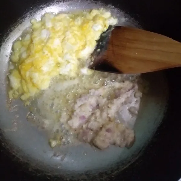 Panaskan minyak, orak arik telur, sisihkan/pinggirkan, lalu tumis bumbu halus hingga harum.