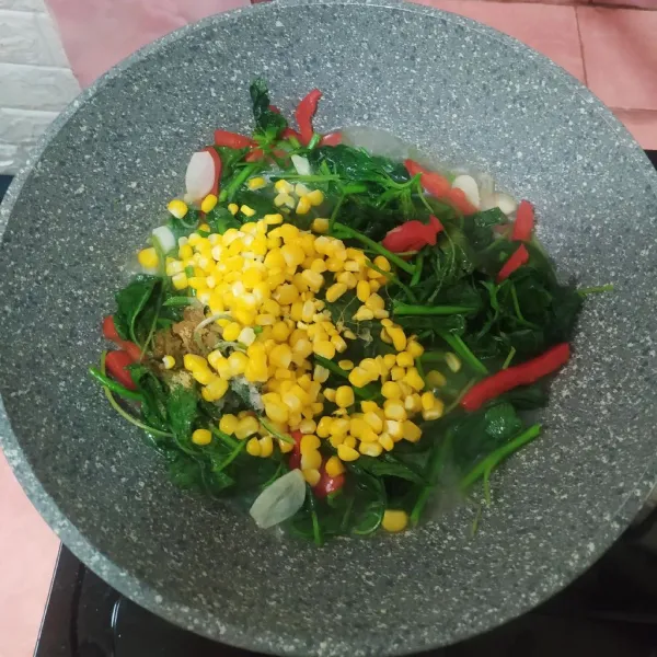 Masukkan jagung rebus. Aduk, koreksi rasa.