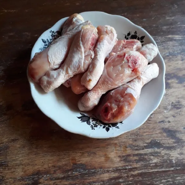 Cuci bersih ayam dan tiriskan.