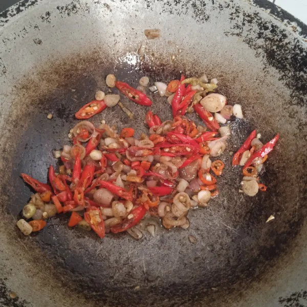 Masukkan cabai merah keriting dan cabai rawit, tumis sampai matang. Kemudian beri garam dan kaldu bubuk, aduk. Siap disajikan.