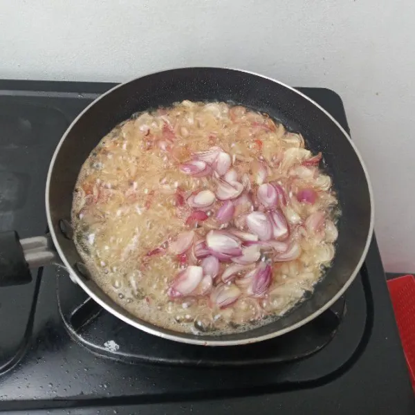 Panaskan minyak dan masukkan bawang dahulu, kemudian masak hingga setengah matang.