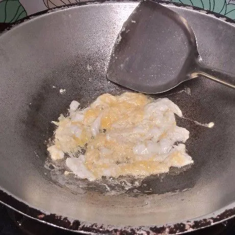 Panaskan sedikit minyak di wajan. Ceplok telor kemudian buat orak-arik. Aduk-aduk hingga matang.