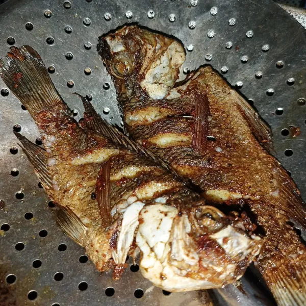 Angkat dan tiriskan, ikan mujair goreng siap disajikan.